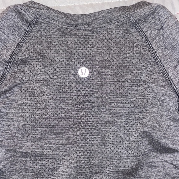COPY - Grey Lululemon cropped long sleeve workout top, size 6 - Picture 2 of 3